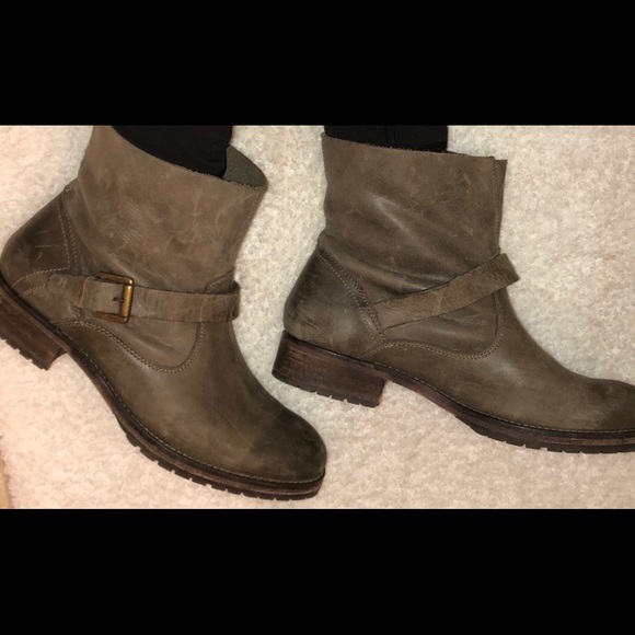 hinge Shoes - HINGE Distressed Short Boots With Buckle